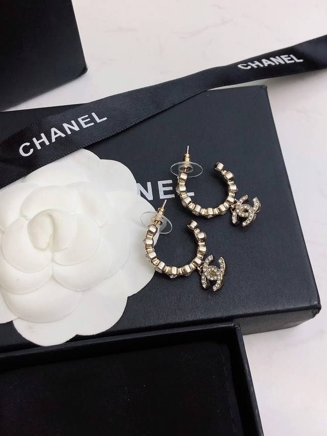 最新款耳钉 Chanel香奈儿 热销款 市面最高版本 专柜1:1款式开模 专柜原版同亚金材质.小香经典logo香奈儿女神必备03048070